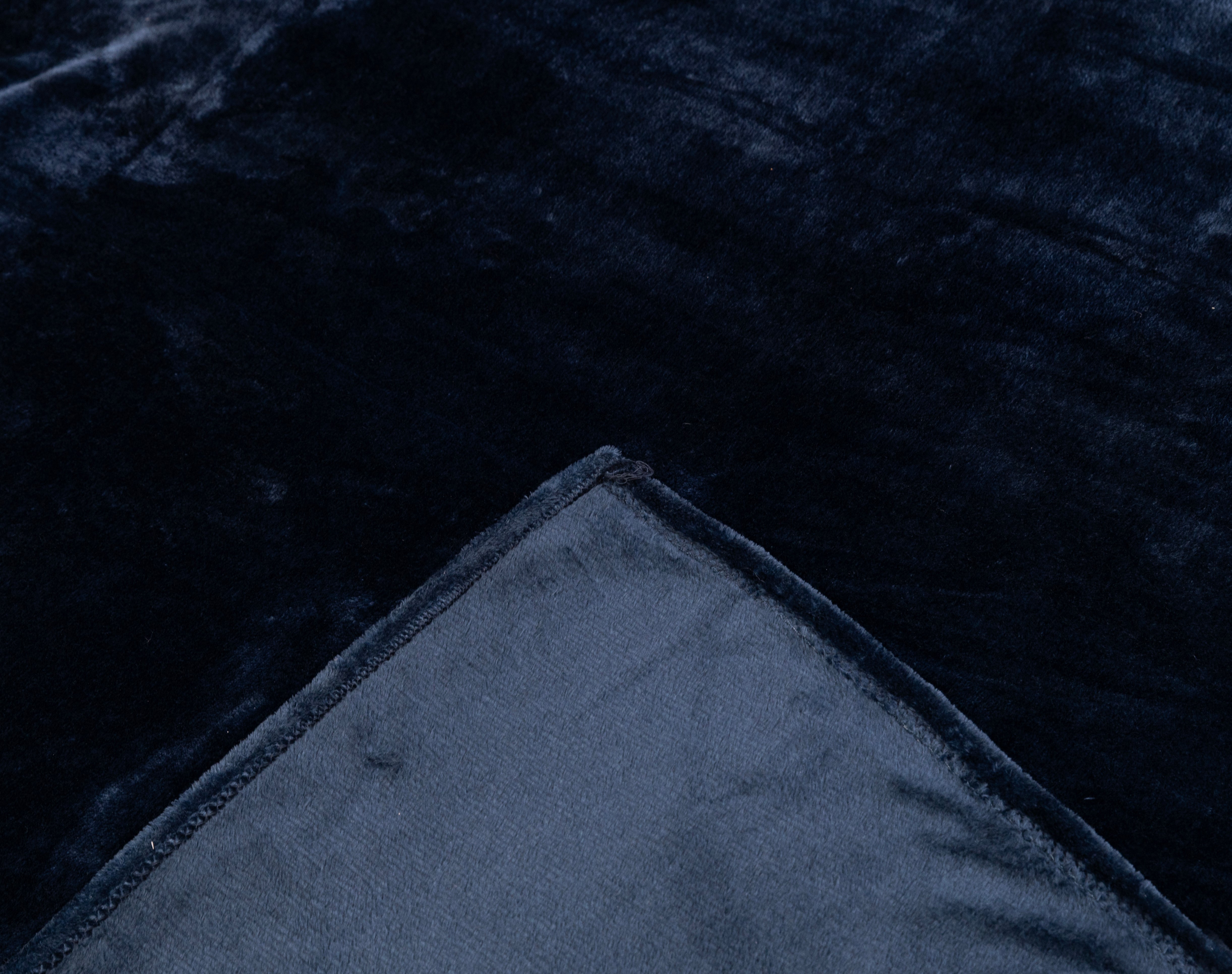 Flannel Fleece Throw Blanket (Dark Blue)